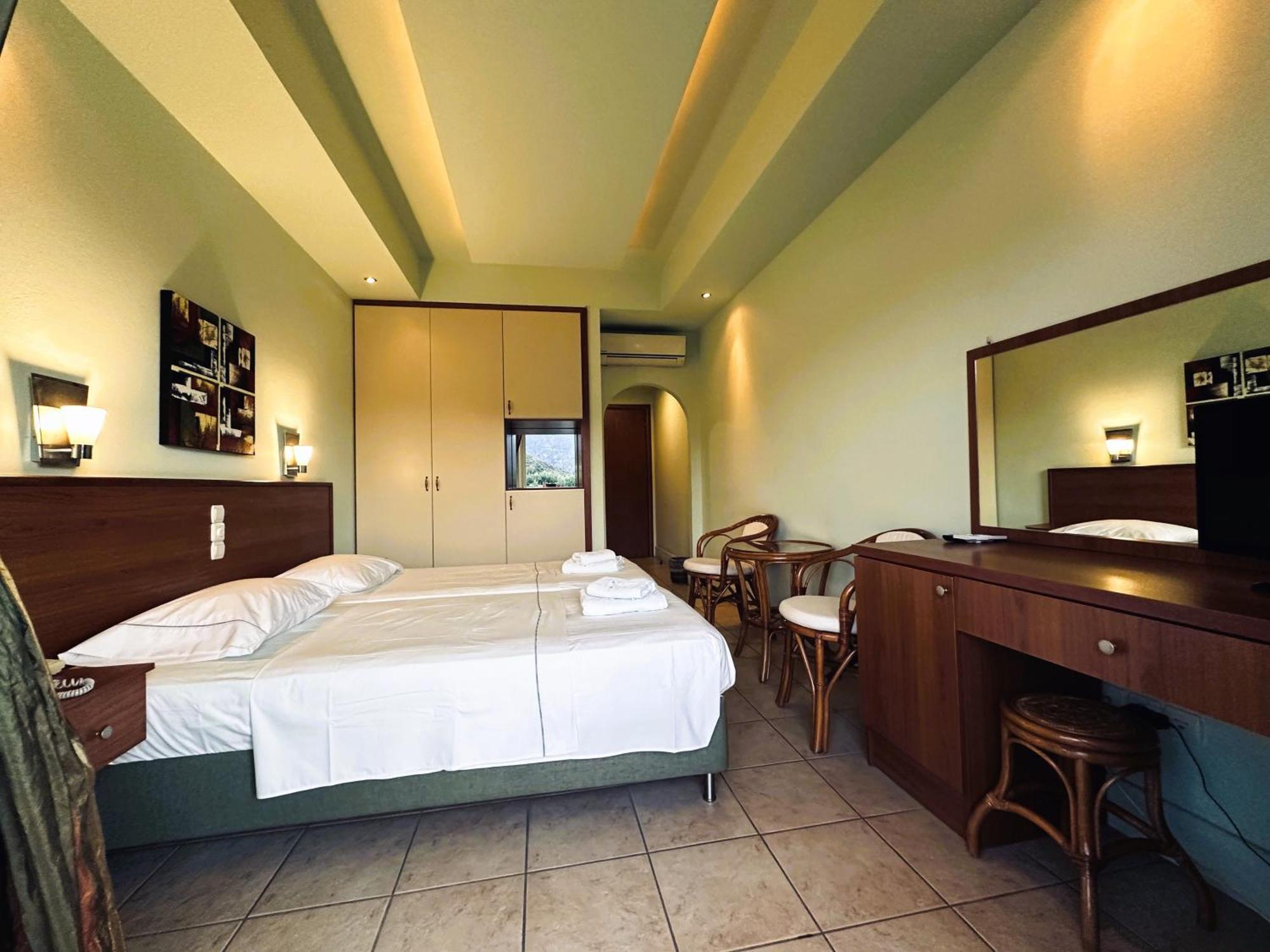 Souris Hotel Rovies Extérieur photo